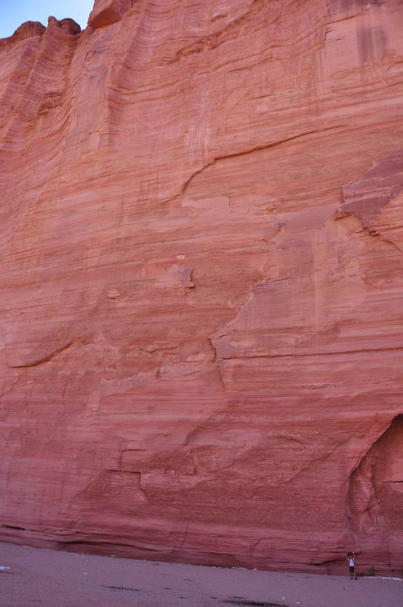 As gigantescas pareds avermelhadas da Puerta de Talampaya, no Parque Nacional Talampaya, na Argentina